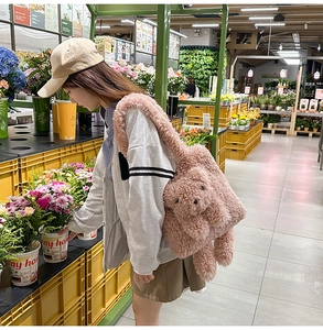 Dettaglio della borsa tote rosa con orsetto di peluche e tracolla morbida e pelosa