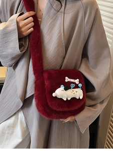 Sac bandoulière bordeaux en peluche avec broderie chien porté pour un style hivernal
