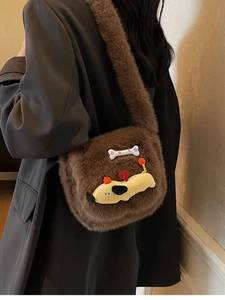 Sac à bandoulière en fausse fourrure marron avec chiot de dessin animé et os déco