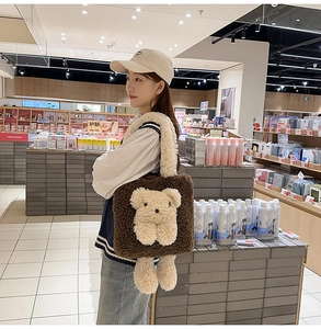 Dettaglio della consistenza pelosa della borsa shopper a forma di orsetto marrone