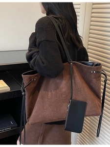 Borsa tote in camoscio marrone con scritta a rilievo e tracolla nera per il lavoro