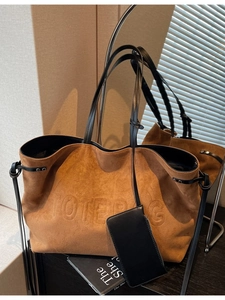 Borsa tote vintage marrone in pelle scamosciata con goffratura TOTEBAG e portacarte nero