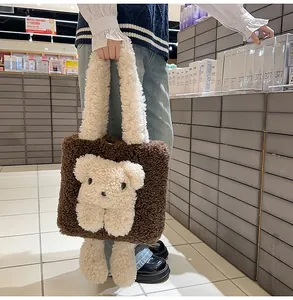 Dettaglio della borsa tote in peluche marrone con un simpatico orsetto bianco in 3D