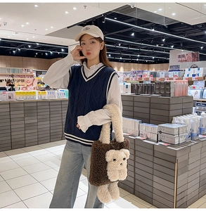 Dettaglio della borsa tote in peluche marrone con orsetto 3D per l'autunno-inverno