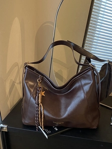 Sac à Épaule Femme Grande Capacité en Cuir PU Rétro Couleur Unie Sac Tote Avec Pendentif Étoile Gland Tissé Mode Sac