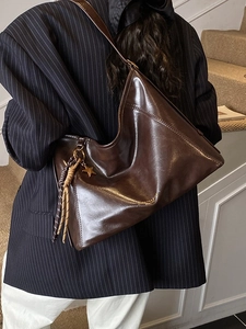 Grand sac à épaule en cuir marron foncé avec pendentif étoile et sangle tressée chic