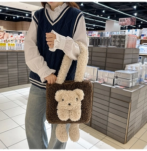 Dettaglio della borsa tote in peluche marrone con orsetto in morbida pelliccia
