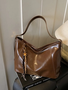Sac fourre-tout minimaliste marron foncé avec pendentif étoile et pompon élégant