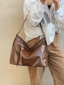 Grand sac hobo en cuir caramel pour femme avec pendentif étoile et style moderne