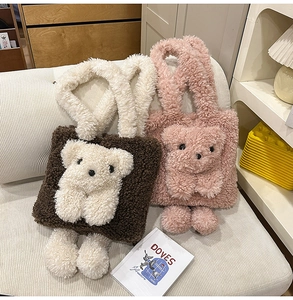 Dettaglio della morbida consistenza in peluche e del decoro a orsetto 3D sulla borsa