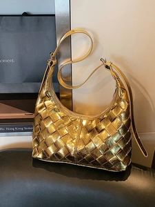 Metallisch goldene gewebte Hobo-Tasche mit breiten Lederriemen und edlem Design