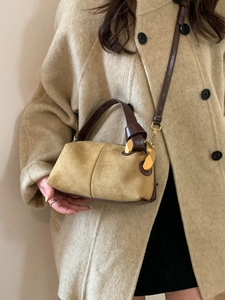 Chic frosted leather Boston bag in camel with gold chain and matching cashmere coat
