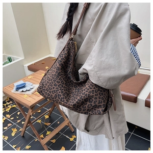 Detail der großen Totebag mit Leopardenmuster und braunem Lederriemen im Herbst