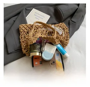Detailansicht der handgefertigten gewebten Tasche mit Platz für Tablet und Kosmetik