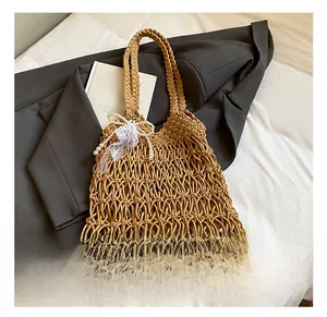 Detailansicht der gewebten Baumwolltasche mit Spitzen Schleife und Perlenkette Deko