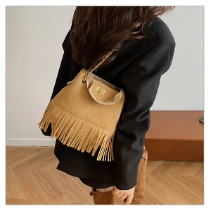 Détail du sac seau vintage camel avec finitions à franges et motif de surpiqûres