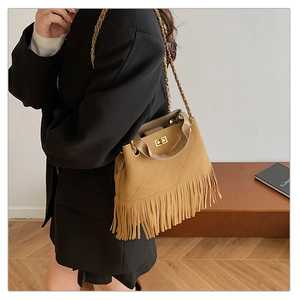 Détail du sac seau à franges jaune gingembre avec matelassage et chaîne