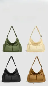 Détail de sacs fourre-tout en toile vintage en vert, jaune, noir et marron