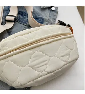 Detail der weißen gesteppten gepolsterten Tasche mit verstellbarem Gurtband