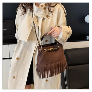 Détails du sac seau marron en daim à franges avec chaîne dorée et motif matelassé chic