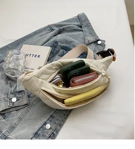 Innenansicht der großen Kapazität einer gesteppten, cremeweißen Crossbody-Brusttasche