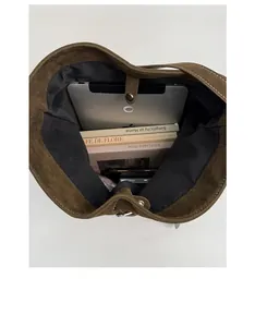 Vue intérieure du grand sac seau en daim marron avec espace pour tablette et livres