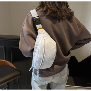 Vue arrière d'un sac de poitrine blanc matelassé avec sangle réglable sur un mannequin