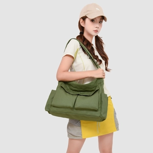 Détails du grand sac cabas vert olive en tissu Oxford avec multiples poches de rangement