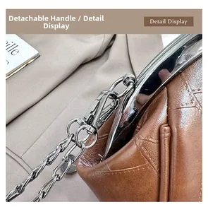 Detailansicht der braunen Ledertasche mit Vintage-Metallrahmen und abnehmbarer Kette