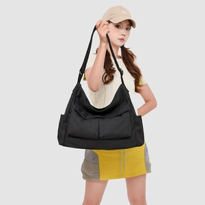 Vue détaillée du grand sac fourre-tout en tissu Oxford avec poches avant et boutons