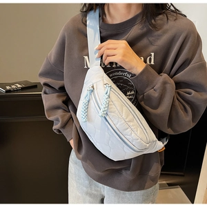 Détail du sac bandoulière matelassé bleu clair avec texture losange et sangle réglable