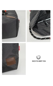 Dettagli della borsa tote MOBORN con trama a griglia bianca e nera e patch logo in pelle marrone