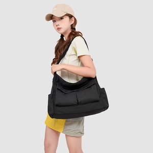 Détails du sac en tissu Oxford noir à grande capacité montrant plusieurs poches cargo