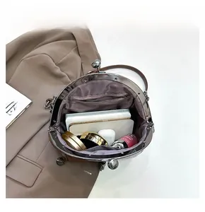 Innenansicht der braunen Ledertasche mit großem Fassungsvermögen und Reißverschluss