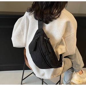 Détail du sac banane matelassé noir en toile avec double fermeture éclair et sangle
