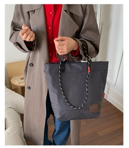Elegante borsa tote a scacchi con manici in corda e dettaglio logo in pelle