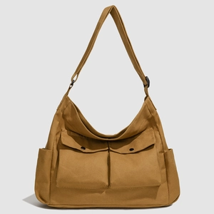 Détail d'un grand sac fourre-tout marron en oxford avec deux poches et une large bandoulière
