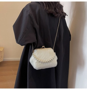 Sac de soirée blanc en peluche avec poignée perle porté sur manteau noir vue de dos