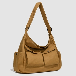 Détail du sac bandoulière en tissu Oxford kaki avec poches à boutons et large bandoulière