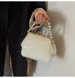 Détail du sac de soirée en fausse fourrure blanche avec anse perle et fermoir métal