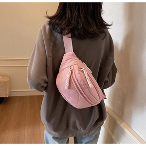 Détail du sac bandoulière en nylon matelassé rose avec texture cœur et double zip