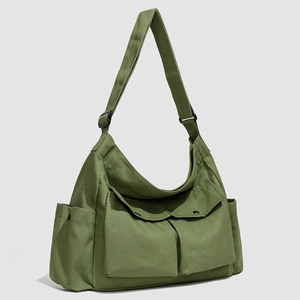 Vue détaillée du grand sac oxford vert avec plusieurs poches avant à rabat et sangle