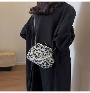 Détail du sac en fausse fourrure léopard avec anse en perles et bandoulière en chaîne
