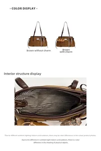 Vue détaillée du sac en daim marron montrant la doublure rayée et la structure interne