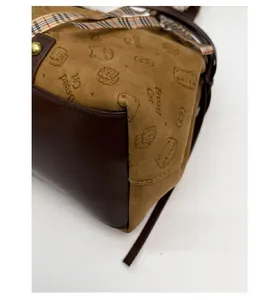 Gros plan du patchwork en daim gaufré Bread Cat et cuir marron avec coutures renforcées
