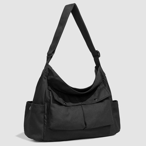 Détail d'un sac à bandoulière en tissu Oxford noir avec plusieurs poches utiles