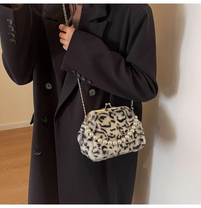 Détail du sac en peluche léopard avec poignée en perles et bandoulière chaîne dorée