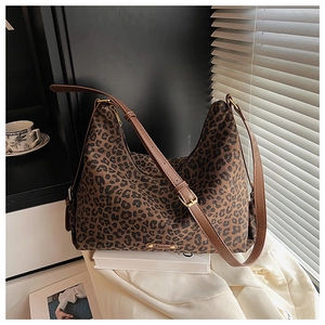 Detail der Leopard-Tragetasche mit Fashion-Metalllogo und verstellbarem Lederriemen