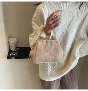 Détail du sac coquillage en peluche avec anse en perles et chaîne dorée pour femme