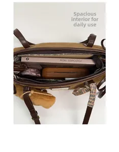 Vue détaillée de l'intérieur spacieux avec pendentif ours pour ce sac fourre-tout